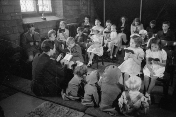 parish_priest-_the_work_of_the_vicar_of_st_marks_church_victoria_docks_silvertown_london_england_uk_1944_d20993-e1434365279834