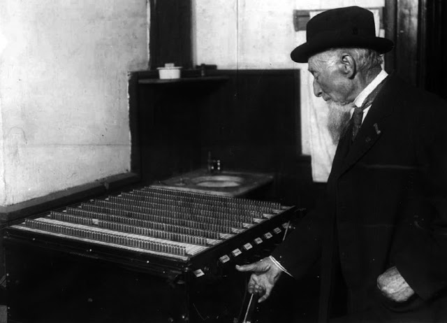 voting_machine_denver_colorado_1912